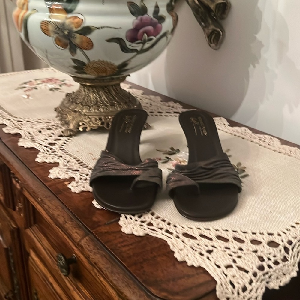 Size 10M sandal fabric greenish with gold shimmer
Donald j pliner 2 1/2 heel